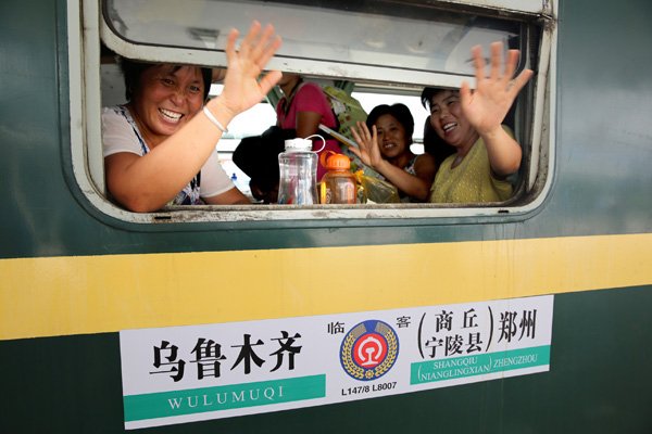 Cotton workers pack trains in C China