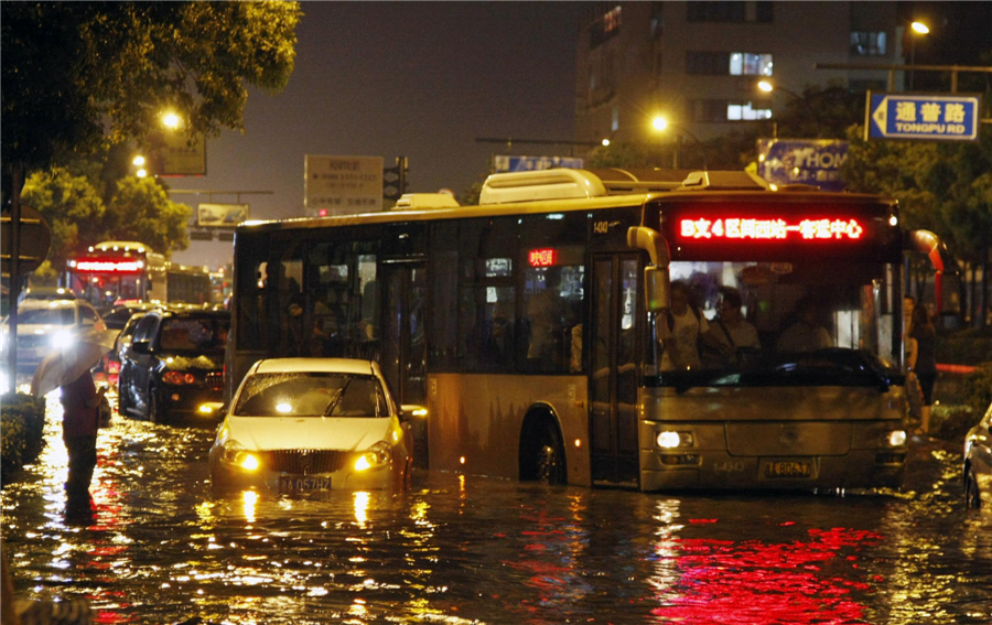 Heavy rain hits Hangzhou, causing traffic jam