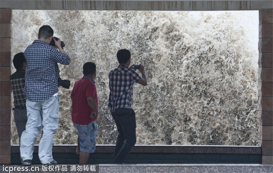 Typhoon Fitow pounds Zhejiang province