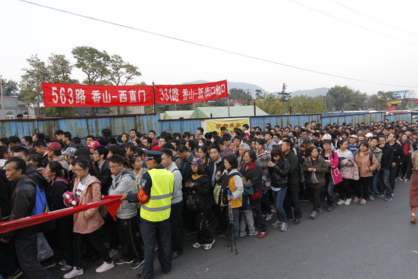 Visitors pack Fragrant Hills Park in Beijing