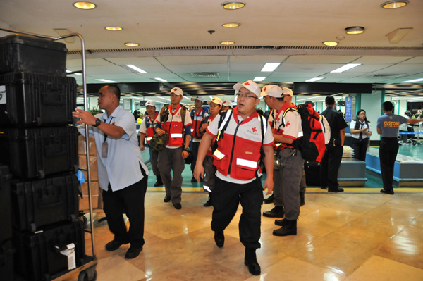 Int'l rescue workers rush to Philippines