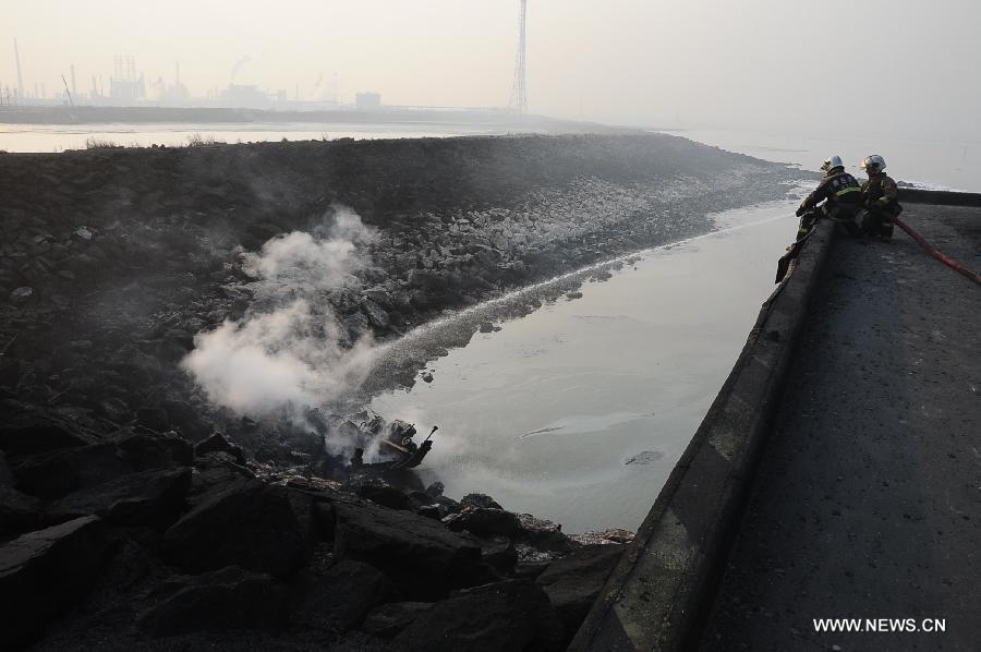 In photos: Oil pipeline blast in E China