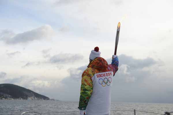 Sochi Olympic flame dives into world largest freshwater lake