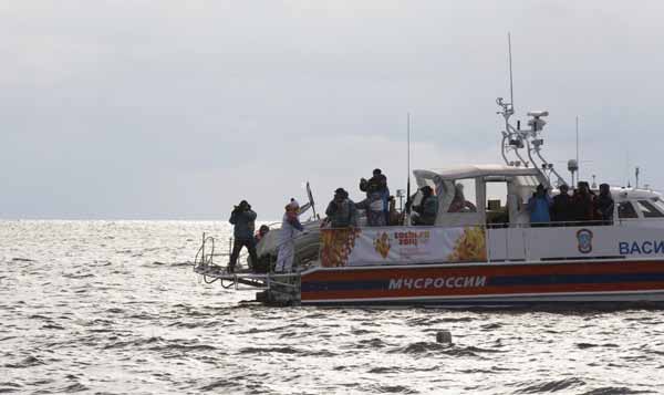 Sochi Olympic flame dives into world largest freshwater lake