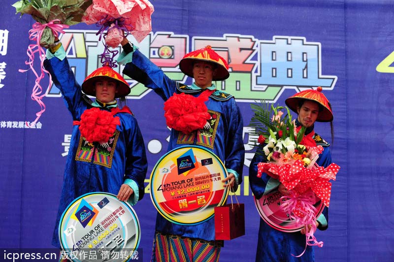 Traditional awards for Tour of Poyang Lake