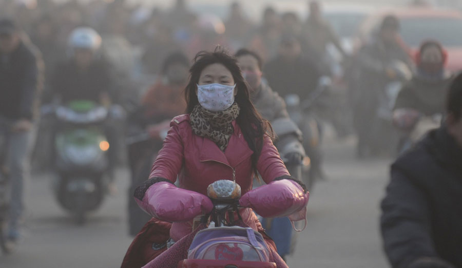 Heavy smog hits East China