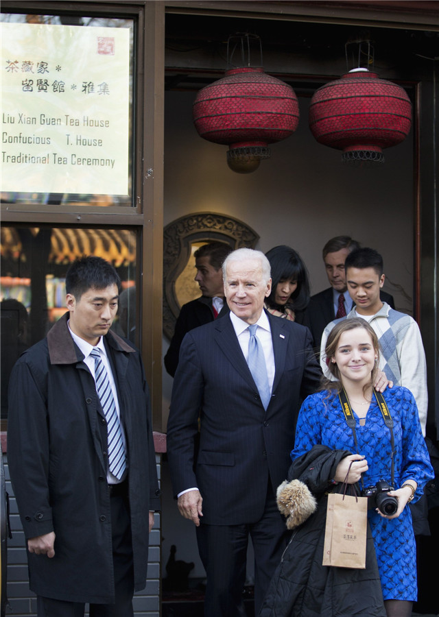 US VP and his granddaughter tour Beijing <EM>hutong</EM>