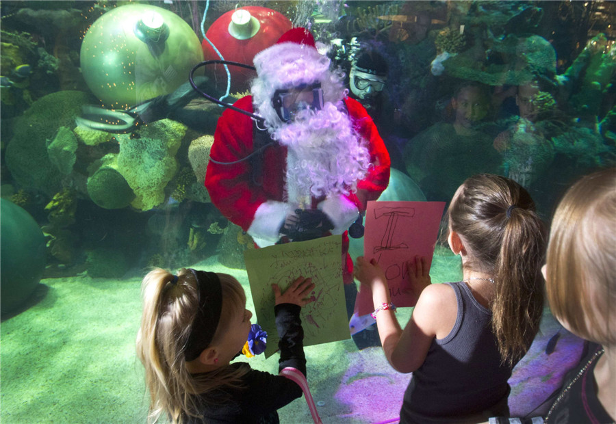 Underwater Santa meets visitors in Las Vegas