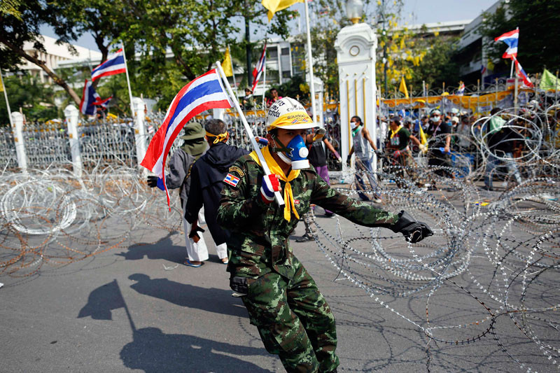 Protesters remove barbed wires at Thai PM's office