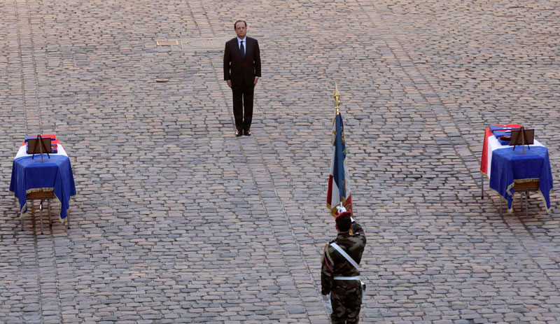 Hollande pays tribute to soldiers killed in CAR