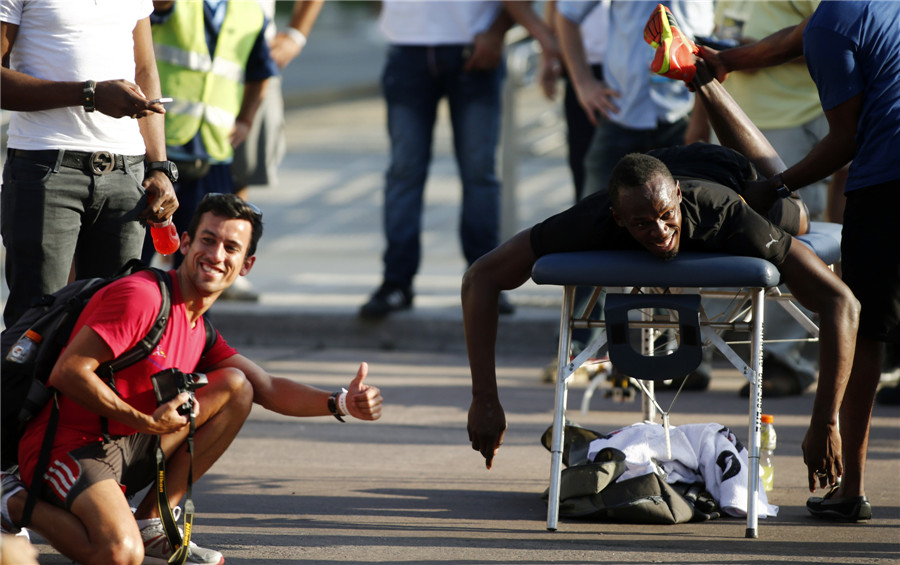 Bolt throws down bus challenge in China