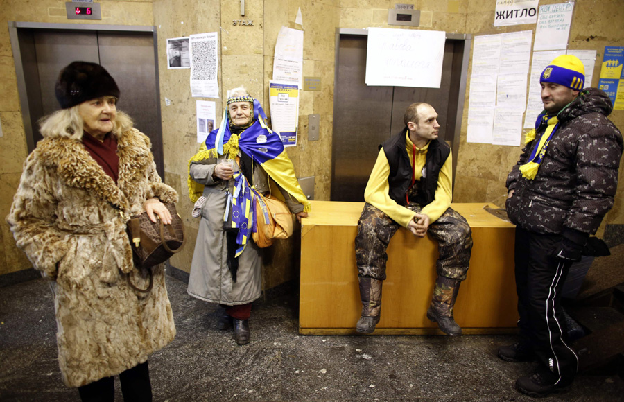 Volunteers assist Kiev protestors