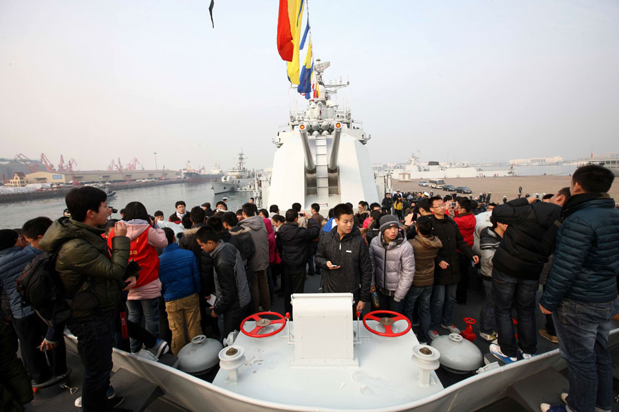 Open day invites public onto destroyer <EM>Qingdao</EM>