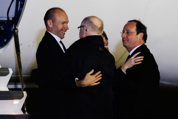Hollande greets French hostage at the airport