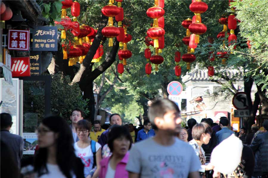 Nanluogu Xiang draws many tourists