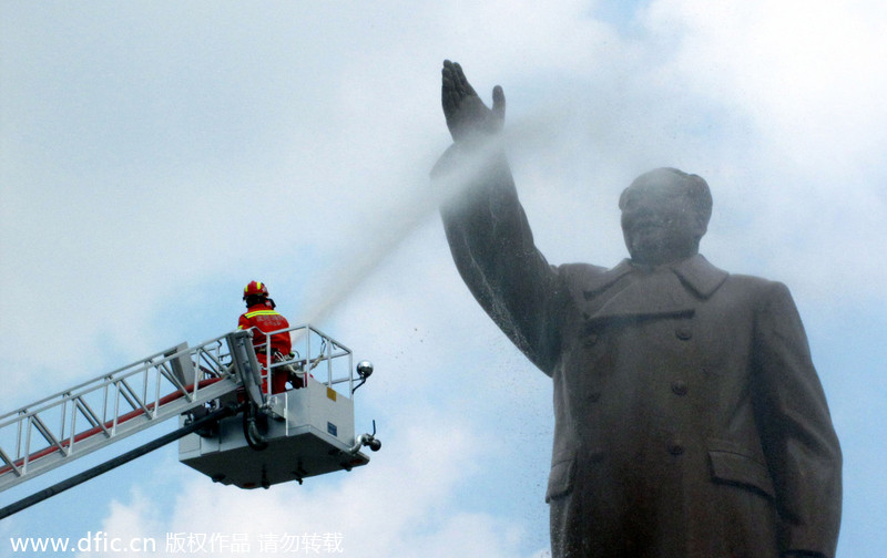 Chairman Mao's statue cleaned in NE China
