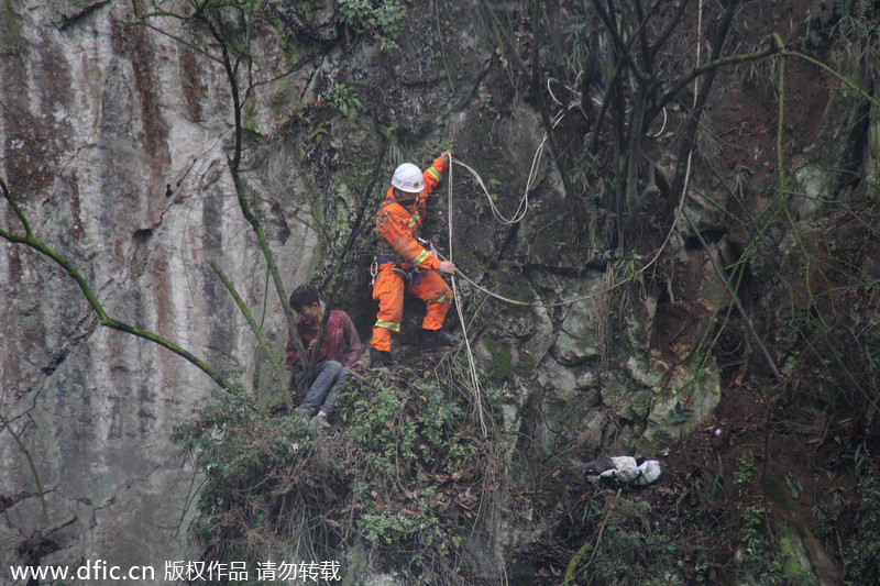 Man saved after three days stuck on mountain