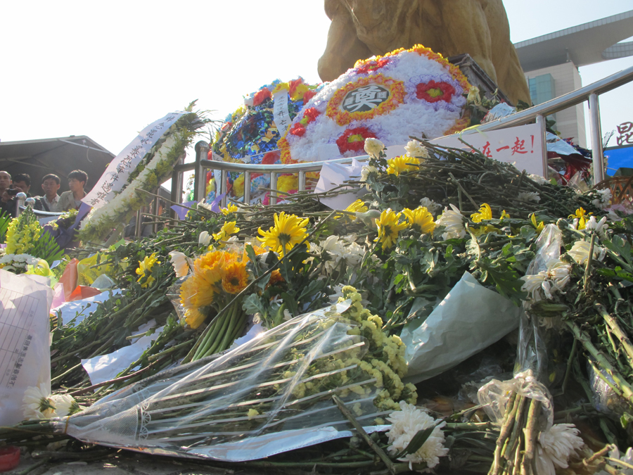 US consulate honors terror victims in Kunming