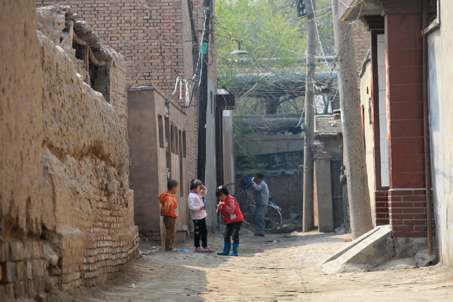 Lanzhou villagers forced to move due to pollution