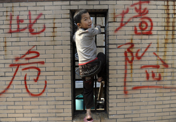 Street children live in hole in a wall in NE China
