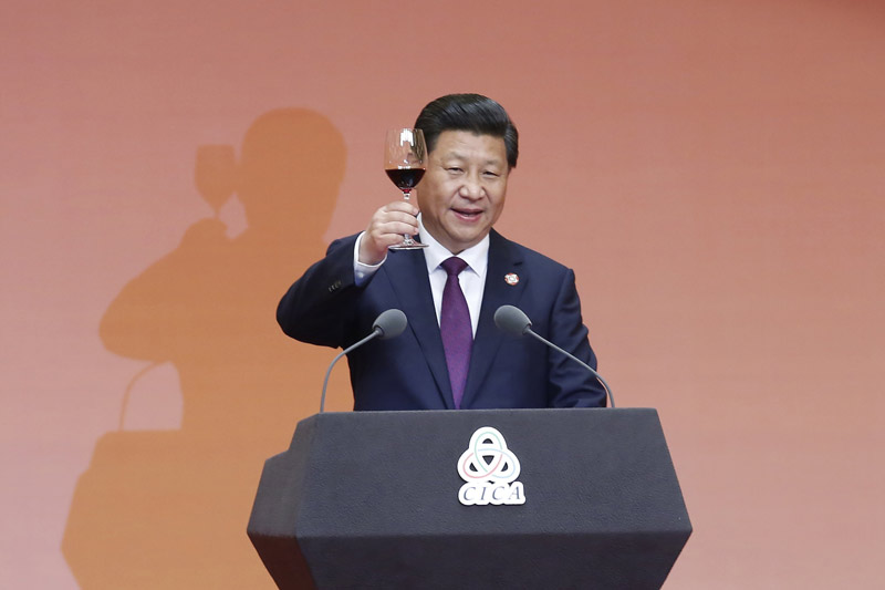 President Xi meets with leaders at summit
