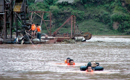 Rescue work continues for mudslide victims in Yunnan