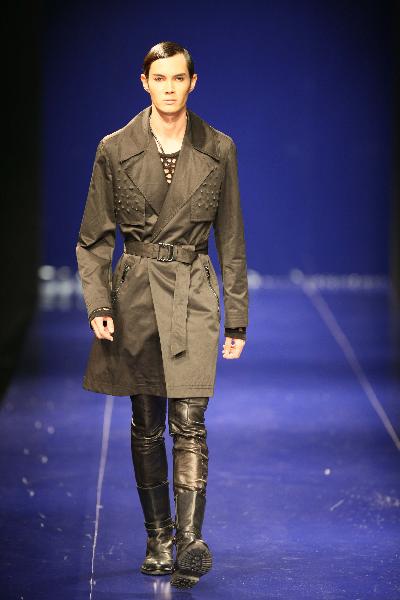 Versace's autumn/winter fashion show held in Dalian