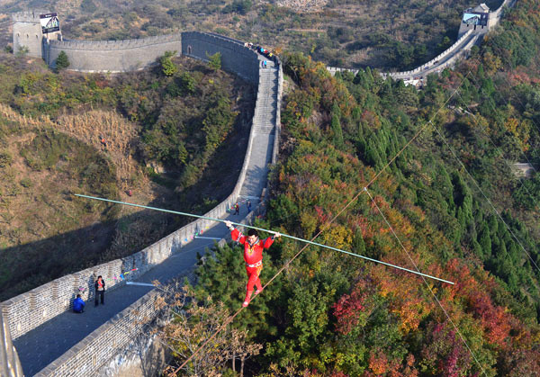 Tightrope walker conquers Great Wall