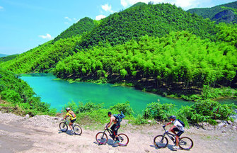 Tourists visit Mingsha Mountain in Dunhuang