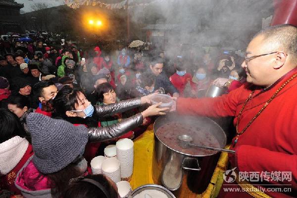 Xi’an locals get warm porridge at Guangren Temple