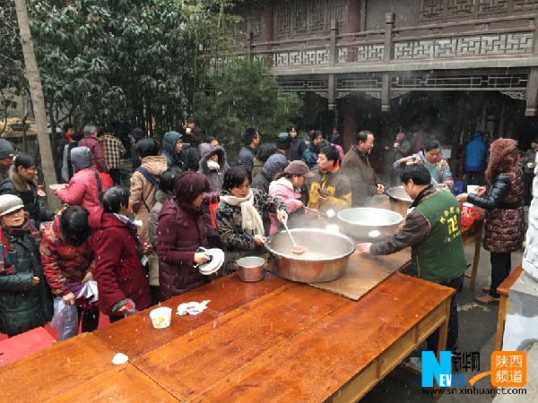 Xi’an locals get warm porridge in cold winter