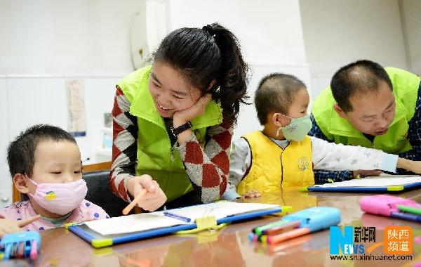Children with leukemia enjoy themselves with painting