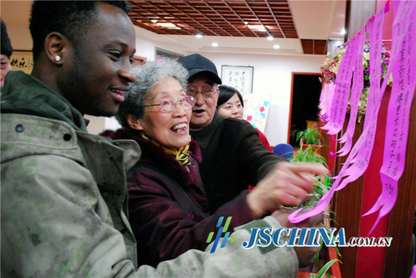 Foreigners experience Lantern Festival customs with locals