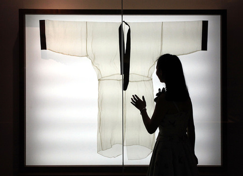 Replica of ancient plain silk gauze garment on exhibit in Nanjing