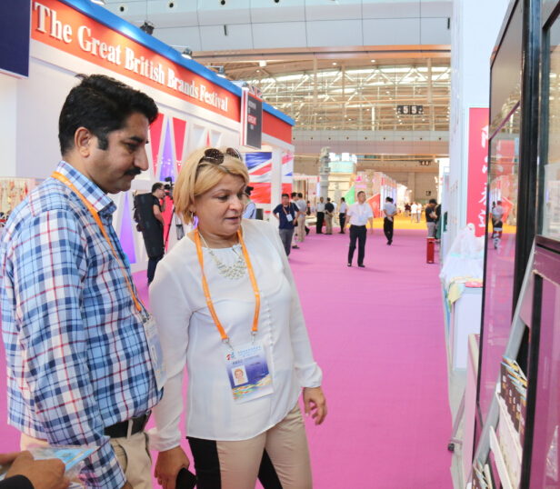 The delegation and the representatives at the exhibition