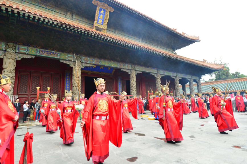 People dress in traditional Chinese costumes