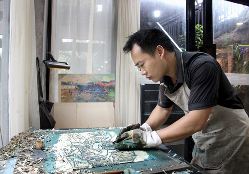 Woodcut masters carve out a living in Pu'er