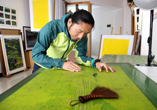 Woodcut masters carve out a living in Pu'er