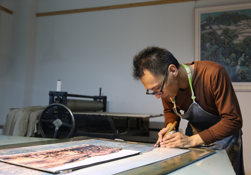 Woodcut masters carve out a living in Pu'er