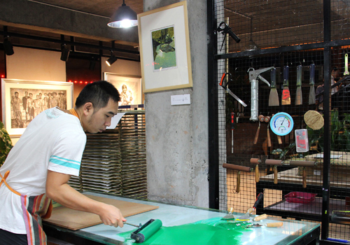 Woodcut masters carve out a living in Pu'er