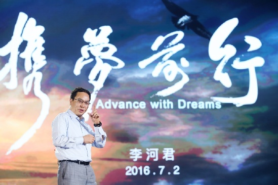 汉能发布全太阳能动力汽车，李河君自驾巡游全场