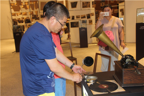 It's vintage cameras galore at Wuxi Canal Art Center