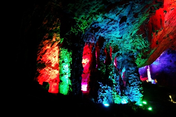 Explore dazzling karst caves in Xinyu