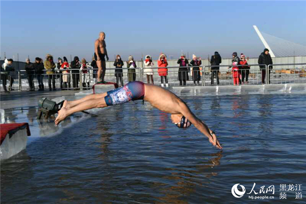Swimmers brave winter ice in Harbin