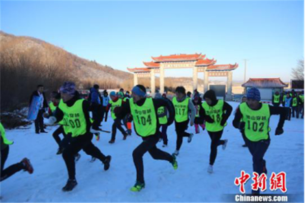 Hikers explore snowy Harbin mountain