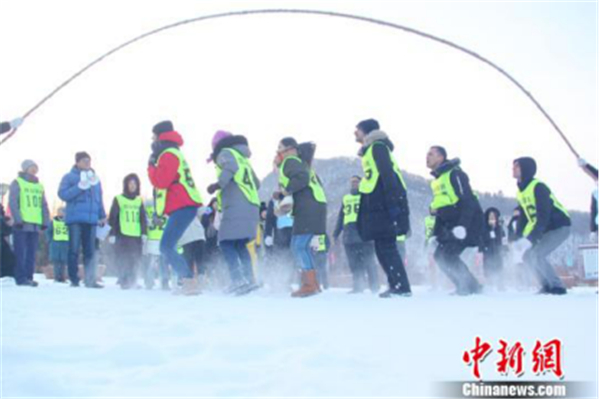 Hikers explore snowy Harbin mountain