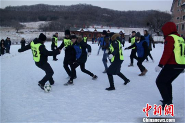 Hikers explore snowy Harbin mountain