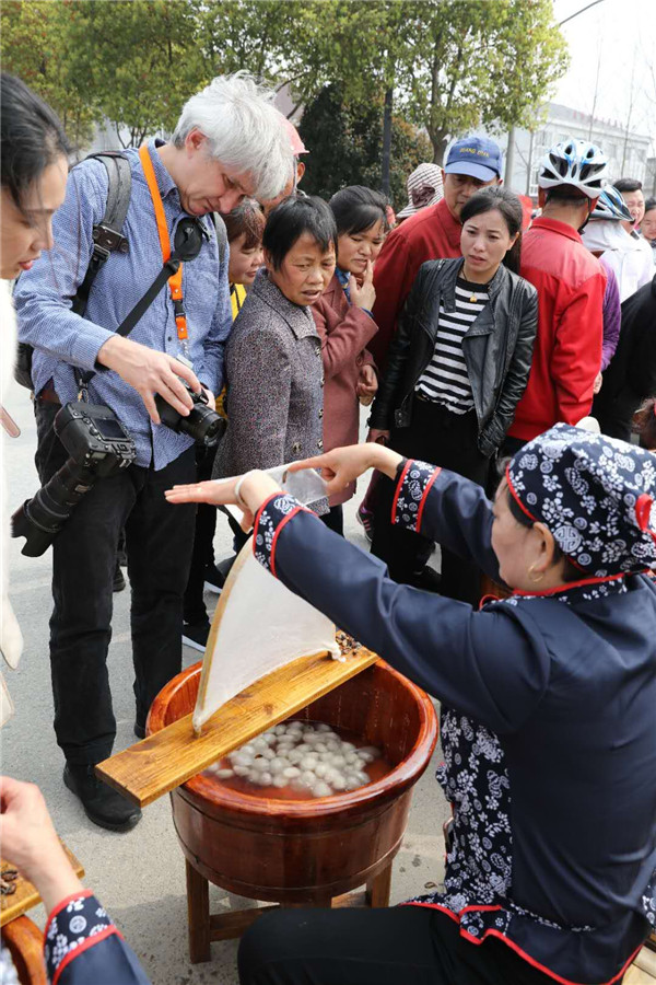 Silkworm Festival brings visitors to Tongxiang