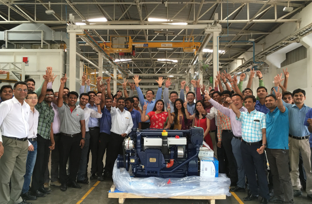 Weichai staff celebrate exports of the first engine made by a Weichai-invested Indian factory