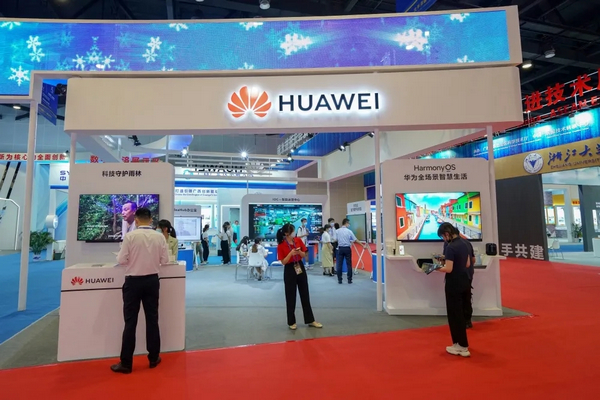 Exhibition on advanced technology attracts attention